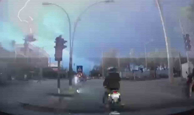 Elektrik direğine yıldırım düşmesiyle yaşanan patlama kamerada