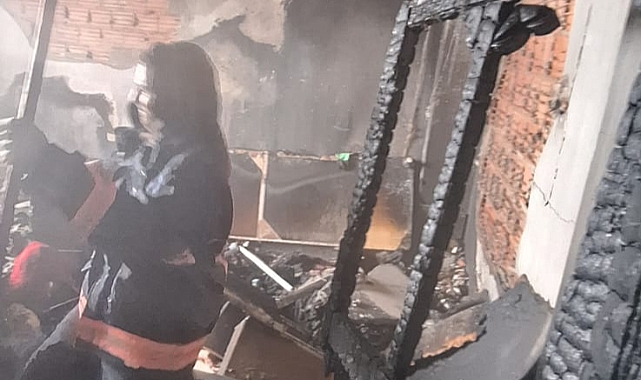 Ev yangının da: 2'si bebek 7 kişi dumandan etkilendi