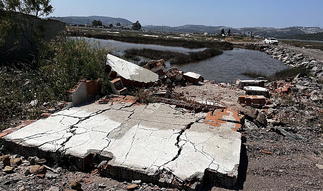 Flamingolara ev sahipliği yapan Tuzla Sulak Alanı'nda moloz yığınları