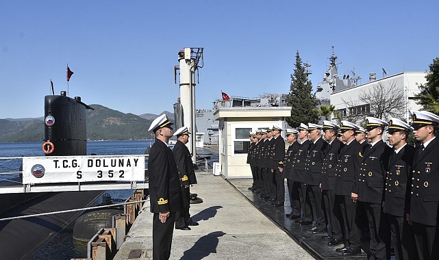 Görevli oldukları 'TCG Dolunay' denizaltısında bayramlaştılar