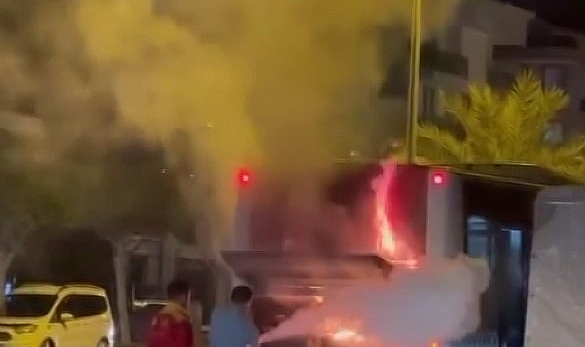 Halk otobüsündeki yangın büyümeden söndürüldü