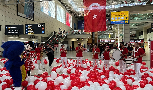 Havalimanında 23 Nisan coşkusu
