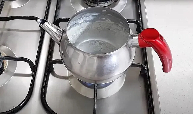 Herkesin aklında o soru; çaydanlık kireçli mi kullanılmalı, kireçsiz mi?