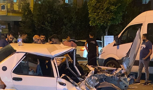 Hızını alamayıp, park halindeki servis aracına çarptı