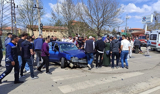 İki otomobil ve motosiklet çarpıştı: 10 kişi yaralandı
