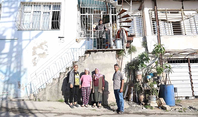 İkinci defa seçilen kadın muhtar balkon konuşması yaptı