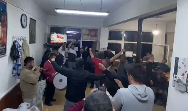 Isparta'da köylüler muhtar değişimini davul zurnayla oynayarak kutladı