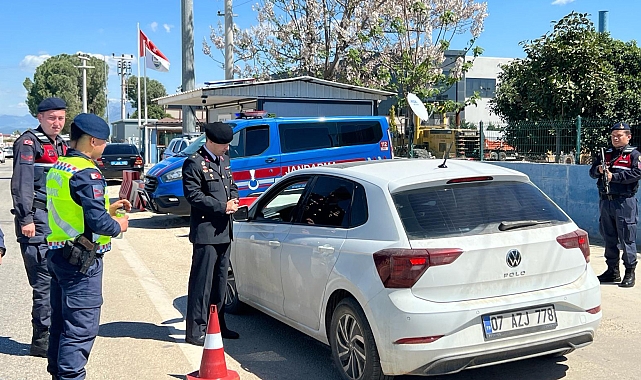 Jandarmadan sürücülere uyarı ve kolonya ikrami