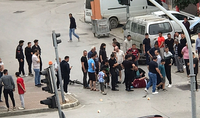 Kaçan otomobilin altında kalmaktan saniyelerle kurtuldular