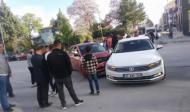 Kavşağa kontrolsüz giren otomobiller çarpıştı