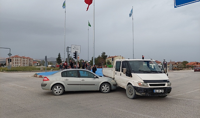 Kırmızı ışık ihlali yapan ehliyetsiz sürücü kazaya neden oldu