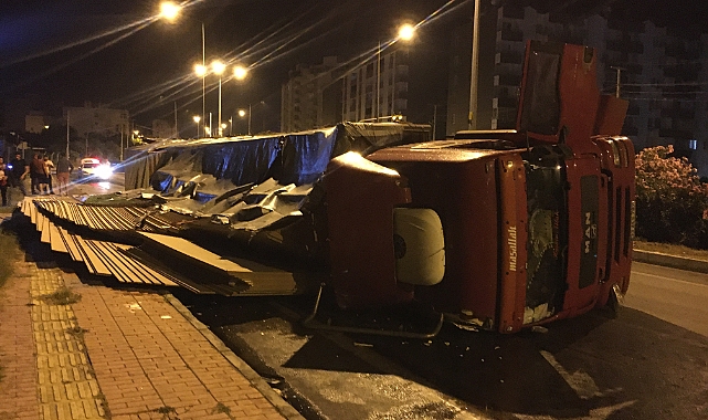 Kontrolden çıkan otomobil kaldırıma vurdu