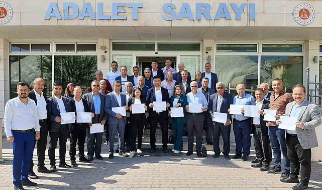 Kumluca'da seçimi kazanan 41 mahalleden 40 muhtar mazbatasını aldı