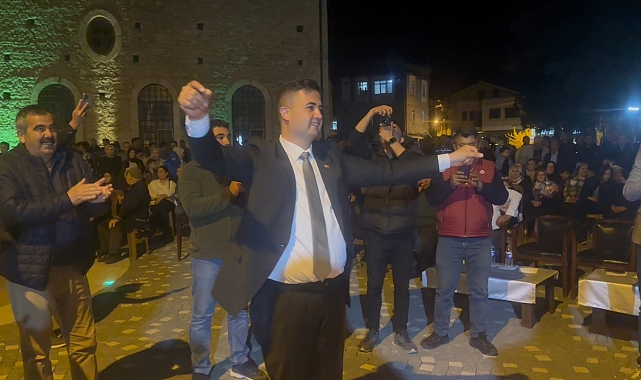 Mazbatayı alıp, kutlama yaptı
