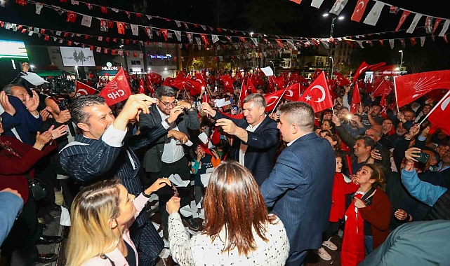 Merkezde güven tazeleyen Ercengiz, Cumhuriyet Meydanı'nda kutlama yaptı