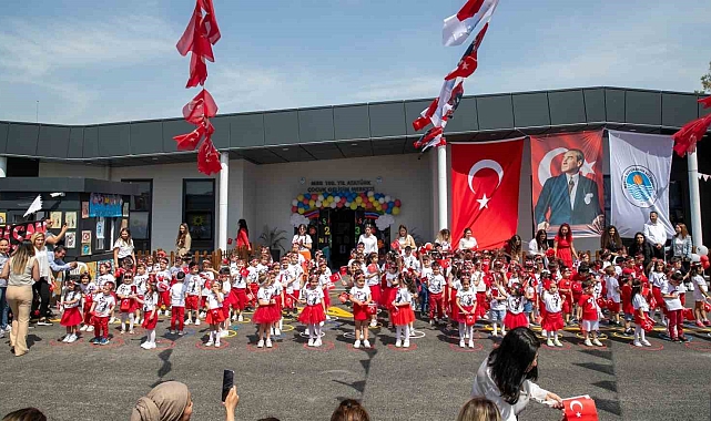 Mersin'de 23 Nisan coşkusu kente yayıldı