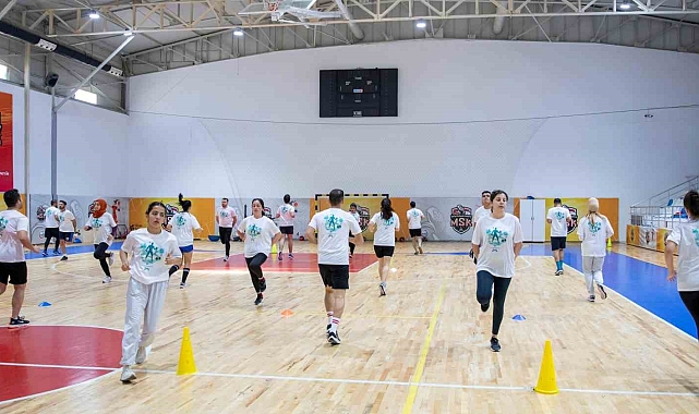 Mersin'de gençler, belediyenin açtığı fiziksel yeterlilik kursunda sınavlara hazırlanıyor