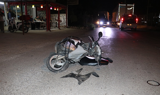 Motosiklet aracın altına girdi; 2 yaralı