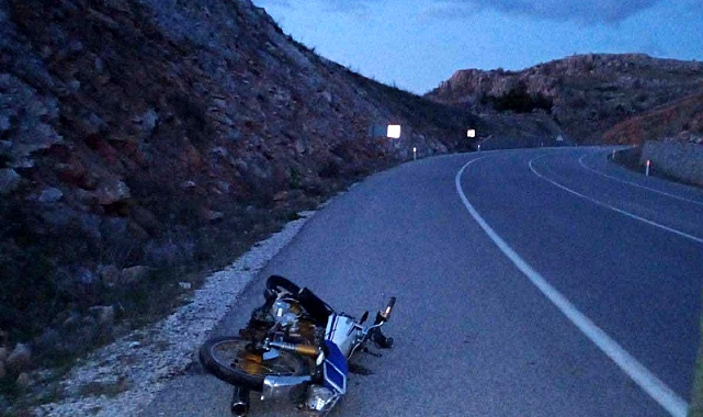 Motosiklet devrilince ağır yaralandı