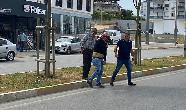 Motosiklet sürücüsü kaskı sayesinde kazayı ucuz atlattı