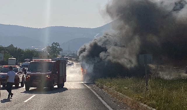 Muğla'da çarpışan 2 minibüsün alev alev yanması kamerada: 14 yaralı