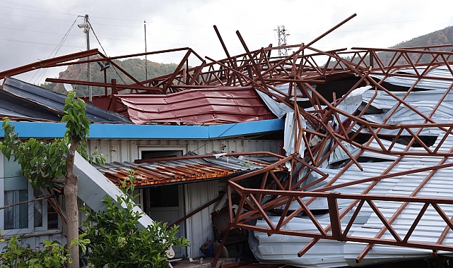 Muğla'da fırtına, sağanak ve hortum; ağaçlar devrildi, çatılar uçtu