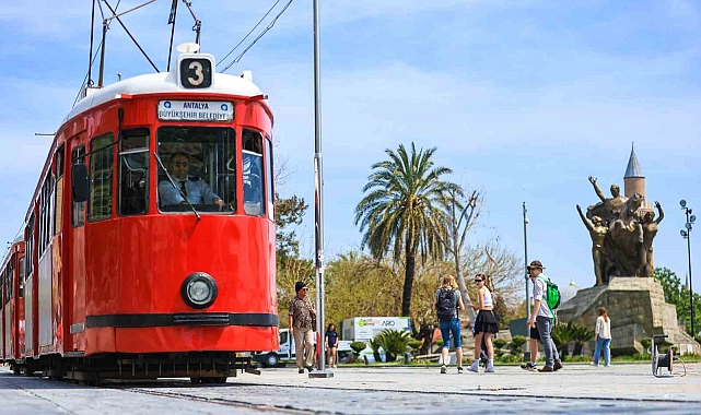 Nostalji tramvayı da seferlerine yeniden başladı