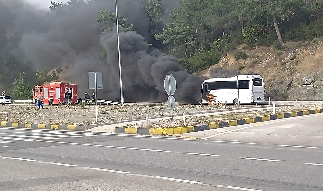 Otel çalışanlarını taşıyan servis seyir halinde alev aldı