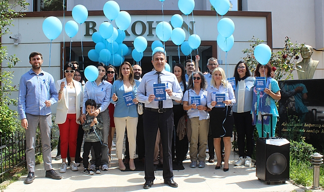 Otizm için mavi balonlar gökyüzüyle buluştu
