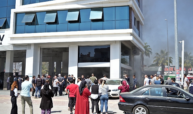Oto servisinde çıkan yangında itfaiye erlerinin dumanla mücadelesi