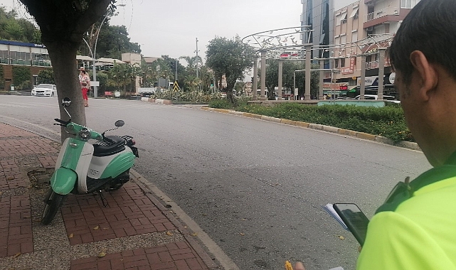 Otomobile çarpmamak için frene basıp devrilen motosikletin sürücüsü yaralandı