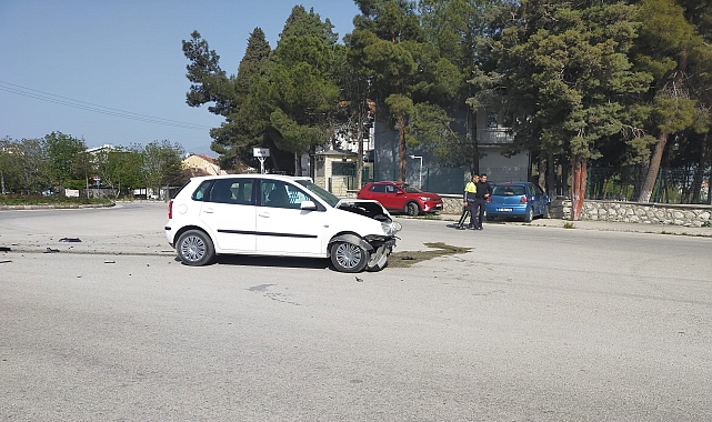 Otomobiller çarpıştı: 1 yaralı