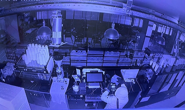 Pişkin hırsız aynı kafeye girdi, kameraları hesaba katmadı