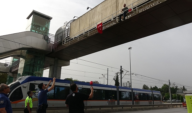Protesto için üst geçide çıktı, trafik kilitlendi