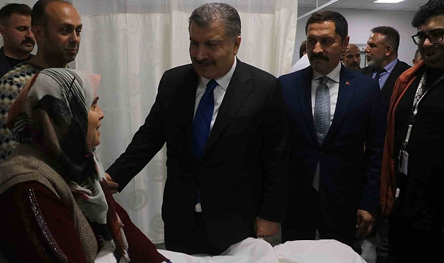 Sağlık Bakanı Koca'dan Defne Hastanesi'ne bayram ziyareti