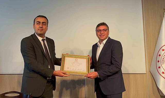 Sandıktan zaferle çıkan İskenderun Belediye Başkanı Dönmez mazbatasını aldı