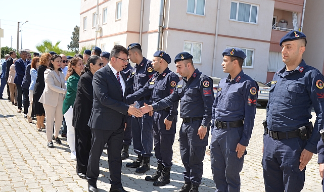Serik'te protokol vatandaşla bayramlaştı