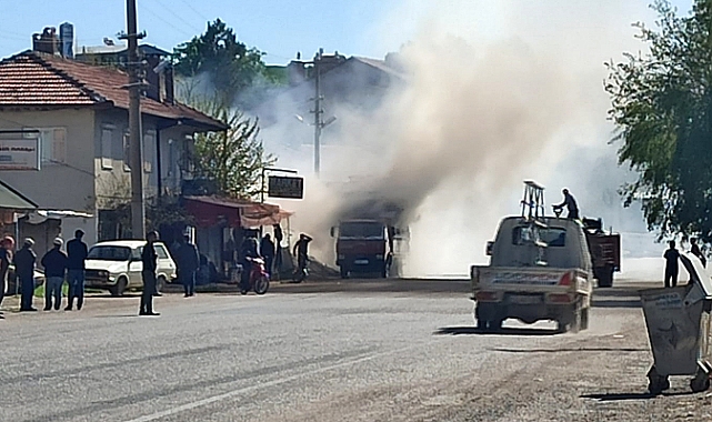 Seyir halindeki kamyonet yandı