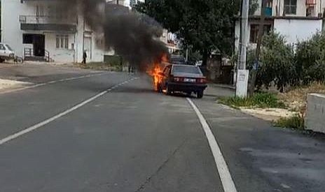 Seyir halindeki otomobil alev alev yandı