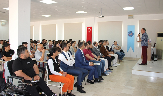 Sümer Ezgü, Kumluca'da söyleşiye katıldı
