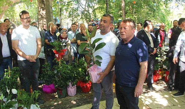 Tebrik çiçekleri yardıma dönüştü