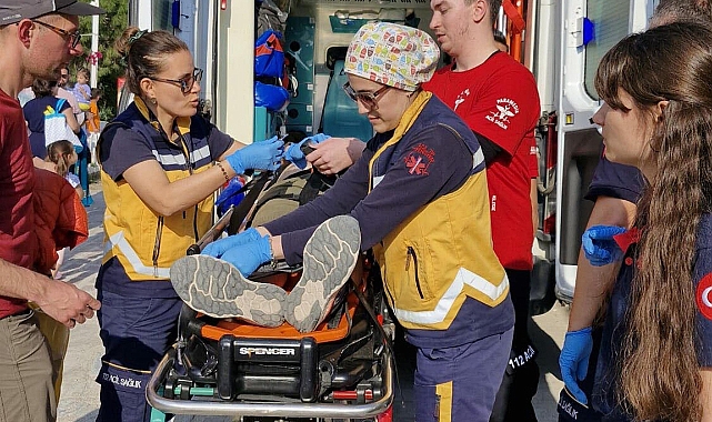 Teknede düşen İngiliz turist, Sahil Güvenlik botu ile hastaneye götürüldü