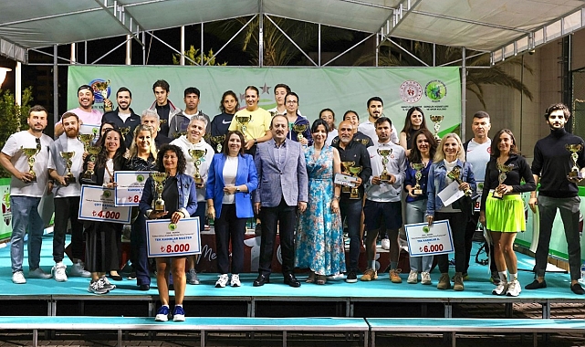 Tenis Turnuvası'nda dereceye girenlere ödülleri verildi