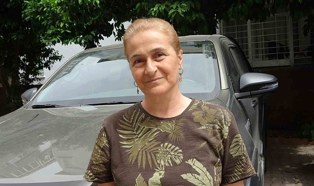 Toz taşınımı Adana'da etkili oldu, araçları toz kapladı
