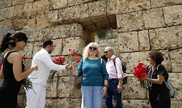 Turistlere 'kraliçe' gibi hissettiren karşılama