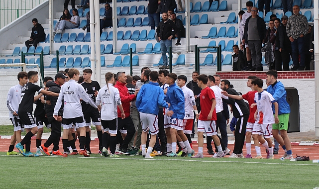U16 grup maçında saha karıştı