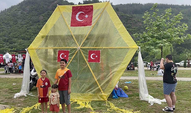 Uçurtma şenliğinde 6 metrelik dev uçurtma ilgi gördü