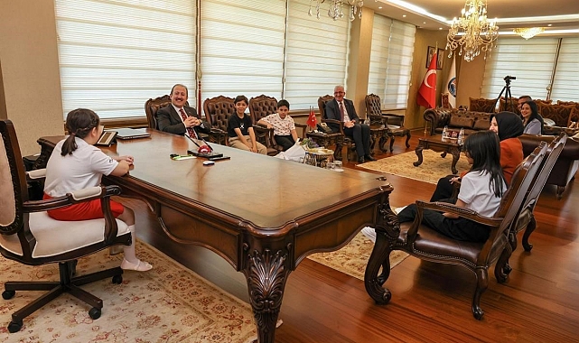 Vali Pehlivan koltuğunu küçük Zeynep'e devretti