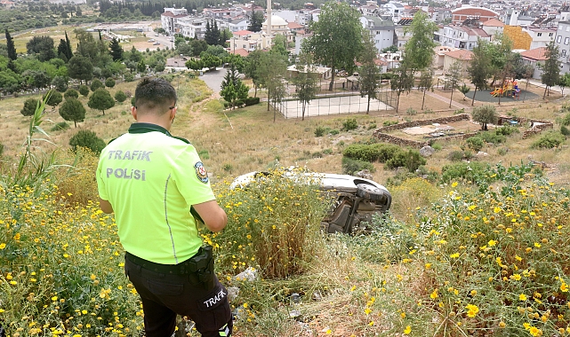 Virajı alamayan otomobil şarampole yuvarlandı
