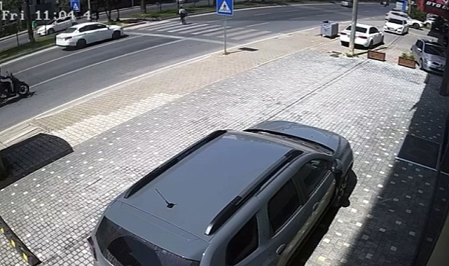 Yaya geçidinde hızla çarptığı yaşlı adamı metrelerce savurdu